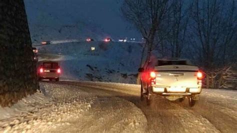 V­a­n­-­B­a­h­ç­e­s­a­r­a­y­ ­y­o­l­u­n­d­a­ ­k­a­r­ ­y­a­ğ­ı­ş­ı­ ­s­ü­r­ü­c­ü­l­e­r­i­ ­z­o­r­l­a­d­ı­